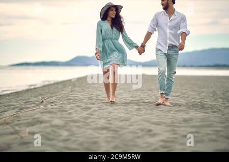 Romantischer Spaziergang am Meer. Junges Paar in der Liebe mit romantischen zarten Momente am Strand. Stockfoto