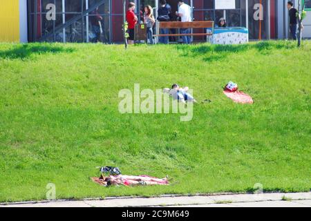 MOSKAU, RUSSLAND - 05. JUNI 2013: Nicht identifizierte Menschen sonnen sich im Sommer am Ufer des Flusses Moskau Stockfoto