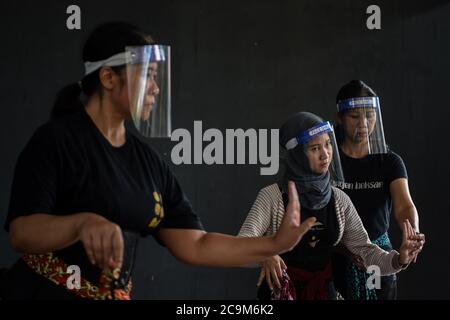 Peking, Indonesien. Juli 2020. Mitglieder der Surya Kirana Tanzgruppe mit Gesichtsschilden üben javanesischen traditionellen Tanz während des COVID-19 Ausbruchs in Desa Seni im wunderschönen Indonesia Miniature Park (TMII), Jakarta, Indonesien, 11. Juli 2020. Quelle: Agung Kuncahya B./Xinhua/Alamy Live News Stockfoto