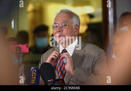 Peking, Malaysia. Juli 2020. Der ehemalige malaysische Premierminister Najib Razak spricht mit den Medien, bevor er das Gericht in Kuala Lumpur, Malaysia, verlässt, 28. Juli 2020. Quelle: Chong Voon Chung/Xinhua/Alamy Live News Stockfoto