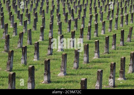 Alter Militärfriedhof in der europäischen Stadt Stockfoto
