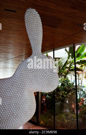 Vantaa, Finnland - 9. Juli 2020: Osterhase aus Hühnereiern im Fazer Experience Visitor Center. Stockfoto