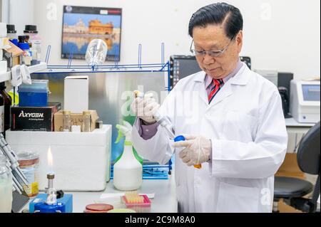Kuala Lumpur, Malaysia. Juli 2020. Der malaysische Virologe Lam Sai Kit demonstriert für Studenten an der University of Malaya in Kuala Lumpur, Malaysia, 29. Juli 2020. ZU 'Spotlight: Virologe fordert Internationalismus, keine Politisierung im COVID-19-Kampf' Credit: Zhu Wei/Xinhua/Alamy Live News Stockfoto