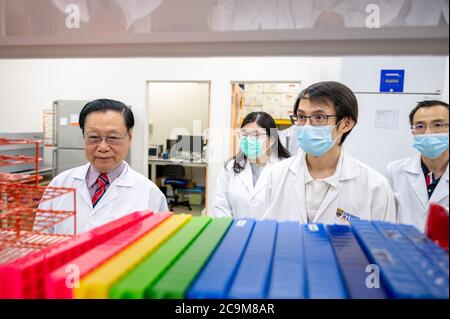 Kuala Lumpur, Malaysia. Juli 2020. Der malaysische Virologe Lam Sai Kit (L) spricht mit Studenten an der University of Malaya in Kuala Lumpur, Malaysia, 29. Juli 2020. ZU 'Spotlight: Virologe fordert Internationalismus, keine Politisierung im COVID-19-Kampf' Credit: Zhu Wei/Xinhua/Alamy Live News Stockfoto