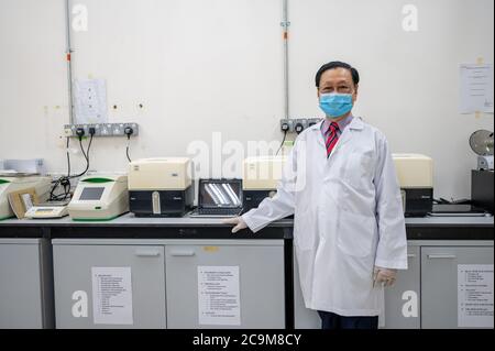 Kuala Lumpur, Malaysia. Juli 2020. Der malaysische Virologe Lam Sai Kit wird am 29. Juli 2020 an der University of Malaya in Kuala Lumpur, Malaysia, interviewt. ZU 'Spotlight: Virologe fordert Internationalismus, keine Politisierung im COVID-19-Kampf' Credit: Zhu Wei/Xinhua/Alamy Live News Stockfoto