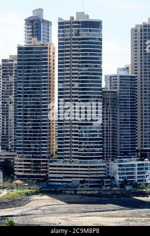 Hohe Wohngebäude schmücken den modernen Küstengürtel von Panama City, Panama Stockfoto