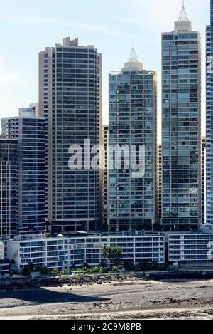 Hohe Wohngebäude schmücken den modernen Küstengürtel von Panama City, Panama Stockfoto