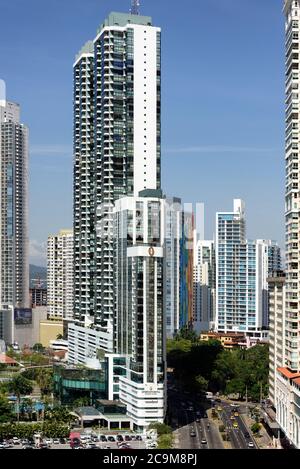 Hohe Wohngebäude schmücken den modernen Küstengürtel von Panama City, Panama Stockfoto