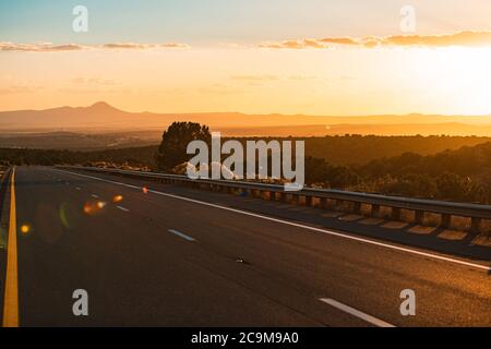 Seitenansicht Asphaltstraße an sonnigen Sommertag. Stockfoto