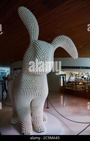 Vantaa, Finnland - 9. Juli 2020: Osterhase aus Hühnereiern im Fazer Experience Visitor Center. Stockfoto