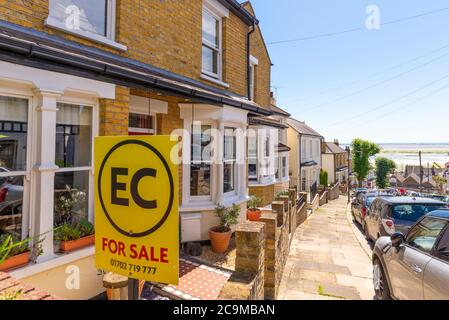 Immobilien zu verkaufen in Leigh on Sea, Essex, UK mit Blick auf das Meer, Themse Mündung. Exklusiver Bereich. EC, Essex Landgut Agentur zum Verkauf Zeichen Stockfoto