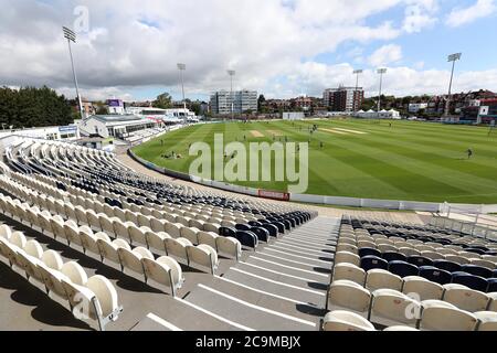 Hove, Großbritannien. August 2020. Die Spieler wärmen sich vor dem ersten Tag der Bob Willis Trophy zwischen Sussex und Hampshire auf dem 1. Central County Ground auf. Kredit: James Boardman/Alamy Live Nachrichten Stockfoto