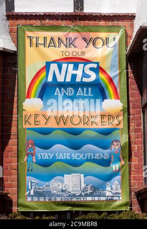 Vielen Dank an unseren NHS und all unsere Schlüsselarbeiter. Bleiben Sie sicher in Southend. Regenbogen Banner hängen von zu Hause, Eigentum in Westcliff, Southend on Sea, Essex, Großbritannien Stockfoto