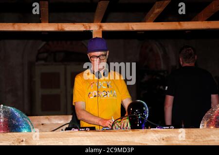 Loveparade Gründer DR. MOTTE mit einem exklusiven Lounge Set am Berzdorfer See - Sommer Biergarten , Deutsch-Ossig / Görlitz am 31.7.2020 Stockfoto