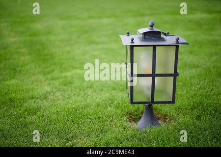 Solar Laterne ist auf dem grünen Rasen im Freien Stockfoto