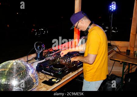 Loveparade Gründer DR. MOTTE mit einem exklusiven Lounge Set am Berzdorfer See - Sommer Biergarten , Deutsch-Ossig / Görlitz am 31.7.2020 Stockfoto