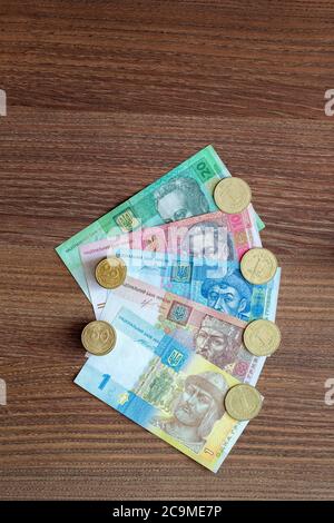 Die ukrainische Geldrechnung Währung hrywnia auf dem hölzernen Tisch. Stockfoto