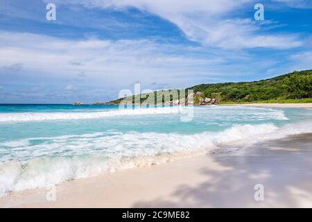 Blaue Lagune und weißer Sand am sonnigen Sommertag, auf dem herrlichen tropischen Strand von Anse Source D'Argent, Insel La Digue, Seychellen. Luxus exotische Reise Con Stockfoto