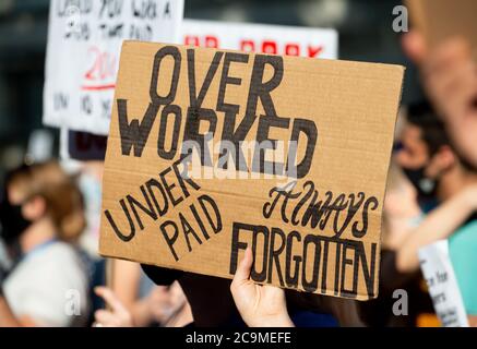 NHS (National Health Service) Arbeiter marschieren aus Protest vom St. Thomas' Hospital zur Downing Street, London, um eine Lohnerhöhung von der Regierung zu fordern. Stockfoto