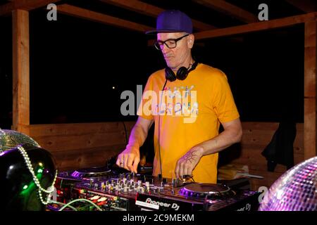 Loveparade Gründer DR. MOTTE mit einem exklusiven Lounge Set am Berzdorfer See - Sommer Biergarten , Deutsch-Ossig / Görlitz am 31.7.2020 Stockfoto