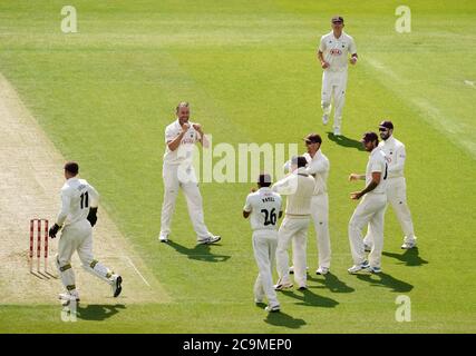 Surrey's Rikki Clarke feiert das Wicket von Middlesex's Sam Robson am ersten Tag des Bob Willis Trophy Spiels im Kia Oval, London. Stockfoto