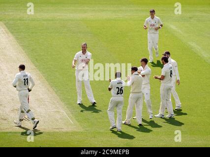 Surrey's Rikki Clarke feiert das Wicket von Middlesex's Sam Robson am ersten Tag des Bob Willis Trophy Spiels im Kia Oval, London. Stockfoto