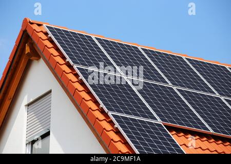 Einfamilienhaus mit Solaranlage oder Photovoltaikanlage Stockfoto