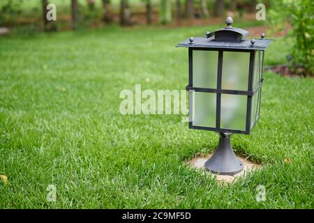 Solar Laterne ist auf dem grünen Rasen im Freien Stockfoto