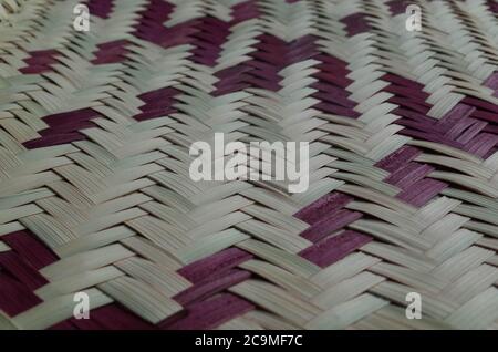 Nahaufnahme einer gewebten Fischgrätmuster-Matte. Stockfoto