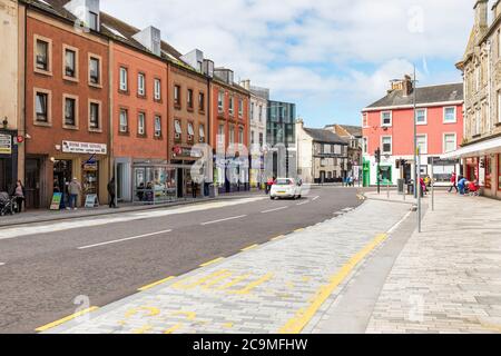 High Street, Irvine, Ayrshire, Schottland, Großbritannien zeigt einen Teil der verkehrsberuhigten Straßen im Stadtzentrum Stockfoto