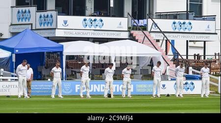 Brighton UK 1. August 2020 - Sussex-Spieler beobachten eine Minute Stille während des ersten Tages des Cricket-Spiels zwischen Sussex und Hampshire in der Bob Willis Trophy, die hinter verschlossenen Türen stattfindet, ohne dass Fans am 1. Central County Ground in Hove teilnehmen: Kredit Simon Dack / Alamy Live Nachrichten Stockfoto