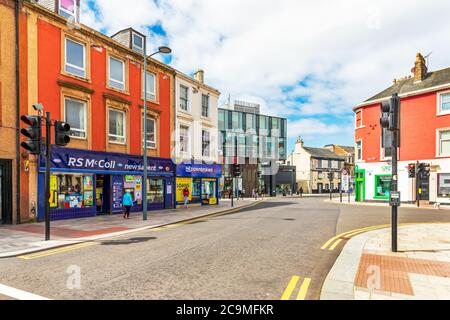 High Street, Irvine, Ayrshire, Schottland, Großbritannien zeigt einen Teil der verkehrsberuhigten Straßen im Stadtzentrum mit den Geschäften von H und T Pfandhäuser A Stockfoto