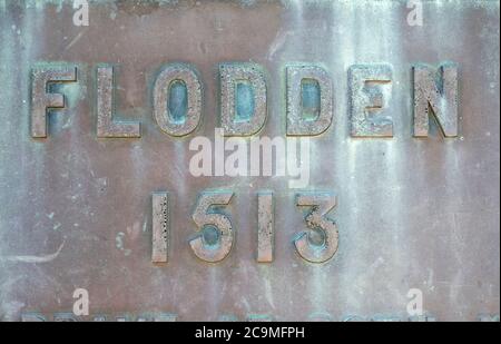 Metalltafel am Flodden Field Memorial, Branxton Hill, Northumberland, zum Gedenken an die Gefallenen bei der Schlacht von Flodden am 9. September 1513. Stockfoto