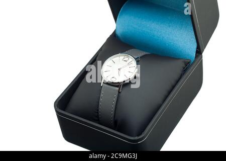 Damen Armbanduhr im klassischen Stil mit Lederarmband auf einem Kissen in einer quadratischen Leder-Geschenkbox, isoliert auf einem weißen Hintergrund. Stockfoto