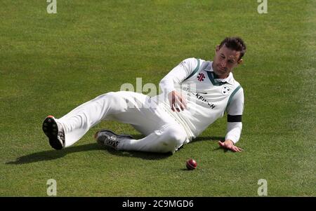 Daryl Mitchell von Worcestershire stellt den Ball während des ersten Tages des Bob Willis Trophy-Spiels auf dem Bristol County Ground. Stockfoto