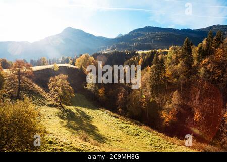 Schöne Landschaft - greller Sonnenaufgang in den Bergen. Schöne Silhouetten der Berge Stockfoto