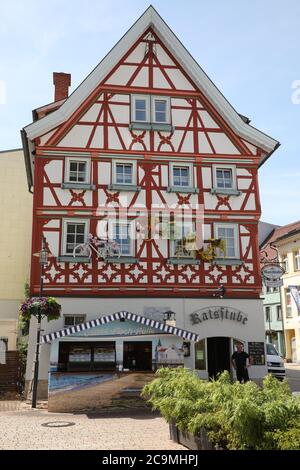 Meiningen, Deutschland. August 2020. Bunte Fahrräder mit Kunstblumen schmücken die façade der Ratsstube auf dem Marktplatz der südthüringischen Stadt. Kredit: Bodo Schackow/dpa-Zentralbild/dpa/Alamy Live Nachrichten Stockfoto