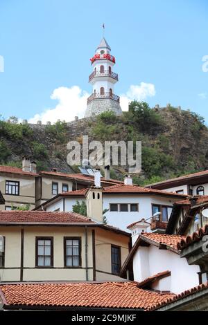 Ein Blick vom Goynuk Bezirk von Bolu. Traditionelle Bolu Häuser. Häuser am Hang eines Hügels sind in der Regel aus Holz. Bolu, Türkei. Stockfoto