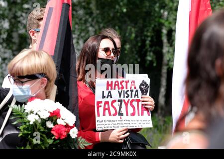 Warschau Polen junge antifaschistische Protesterin protestiert gegen das rechtsgerichtete Duda-Regime ( Anti-PiS-Partei ) am 1. August 2020 Stockfoto