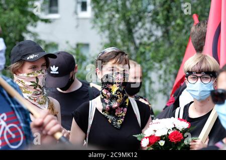 Warschau Polen junge Demonstranten nehmen am 1. August 2020 in Warschau an einem antifaschistischen Protest Teil, der mit Coronavirus-Gesichtsmasken getragen wird Stockfoto