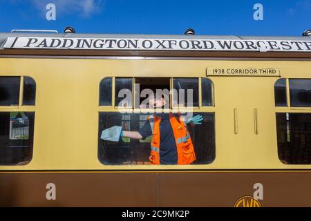 Kidderminster, Worcestershire, Großbritannien. August 2020. Ein Freiwilliger reinigt einen Dampfzug der Severn Valley Railway am Bahnhof Kidderminster, da der SVR am 1. August nach monatelanger Schließung des COVID wieder eröffnet wird. Kredit: Peter Lopeman/Alamy Live Nachrichten Stockfoto