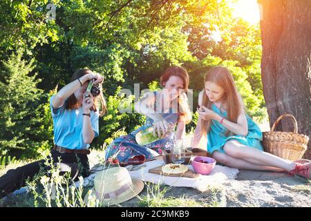 Sommer - Familie auf einem Picknick auf einer Wiese im Wald Stockfoto