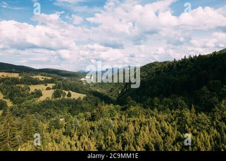 Blick auf die wunderschöne Landschaft des Zlatibor Gebirges in Serbien Stockfoto