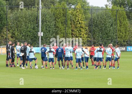 AMSTERDAM, NIEDERLANDE - 1. AUGUST: Trainer Erik ten Hag von Ajax spricht mit der Gruppe, die während des Trainings von Ajax am 1. august 2020 in Amsterdam, Niederlande, zu sehen war. Stockfoto