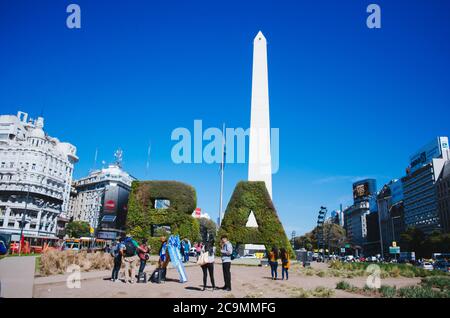 Buenos Aires, Argentinien - 4. September 2018: Touristen vor dem berühmten argentinischen Obelisken, die Selfies und Gruppenfotos machen. Stockfoto