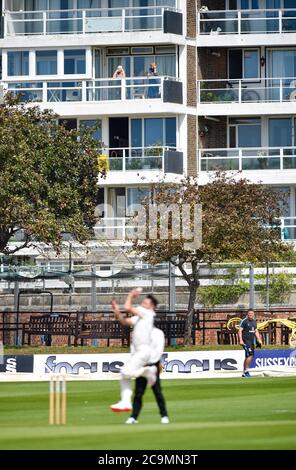 Brighton UK 1. August 2020 - Anwohner aus nahe gelegenen Wohnungen erhalten einen langen Fernblick während des ersten Tages des Cricket-Spiels zwischen Sussex und Hampshire in der Bob Willis Trophy, die hinter verschlossenen Türen stattfindet, ohne dass Fans am 1. Central County Ground in Hove teilnehmen: Kredit Simon Dack / Alamy Live Nachrichten Stockfoto
