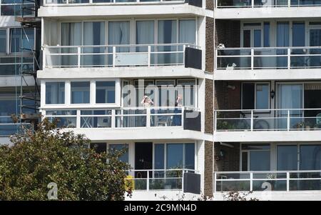 Brighton UK 1. August 2020 - Anwohner aus nahe gelegenen Wohnungen erhalten einen langen Fernblick während des ersten Tages des Cricket-Spiels zwischen Sussex und Hampshire in der Bob Willis Trophy, die hinter verschlossenen Türen stattfindet, ohne dass Fans am 1. Central County Ground in Hove teilnehmen: Kredit Simon Dack / Alamy Live Nachrichten Stockfoto