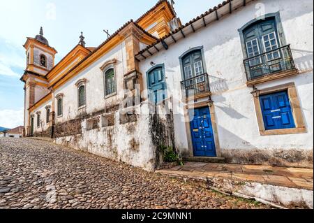 Sao Francisco de Assis Kirche gesehen vom Travesia Sao Francisco de Assis, Praça Minas Gerais, Mariana, Minas Gerais, Brasilien Stockfoto