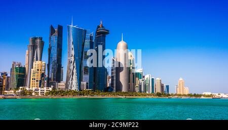 DOHA, KATAR - 27. FEB 2020: Downtown Waterfront von Doha, Katar Stockfoto