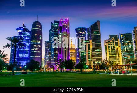 DOHA, KATAR - 26. FEB 2020: Downtown Waterfront von Doha, Katar nach Sonnenuntergang Stockfoto